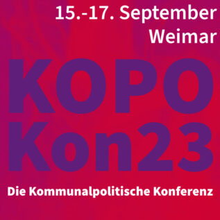 Schriftzug auf rotem Hintergrund. Zu lesen ist: 15.-17. September Weimar: KOPOKon23 - Die kommunalpolitische Konferenz