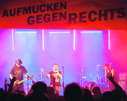 Mehrgenerationenhauskonzert „Aufmucken gegen Rechts“ in Mühlhausen Foto eines Konzertes gegen Rechts in einem Mehrgenerationenhaus in Mühlhausen. Es ist die Bühne mit den Musikern zu sehen, die gerade Live spielen.