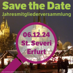 Sharepic mit der Überschrift: Save the Date Jahresmitgliederversammlung. Das Bild zeigt den Erfurter Weihnachtsmarkt auf dem Domplatz. Davor ist die Thüringengestalter Lupe zu sehen, in deren Mitte steht: 06.12.24 St. Severi Erfurt.