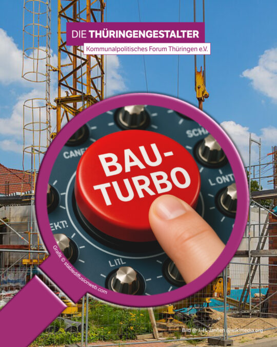 14.08.25_waermeplanung_post Auf dem Bild ist neben dem Logo der Thüringengestalter eine Baustelle im Hintergrund zu sehen. Darüber liegt im Vordergrund eine große lila Lupe. Sie ist auf ein Schaltpult gerichtet, der mit einem großen roten Knopf versehen ist, auf dem Bau-Turbo steht. Ein Finger ist gerade dabei den Knopf zu drücken.